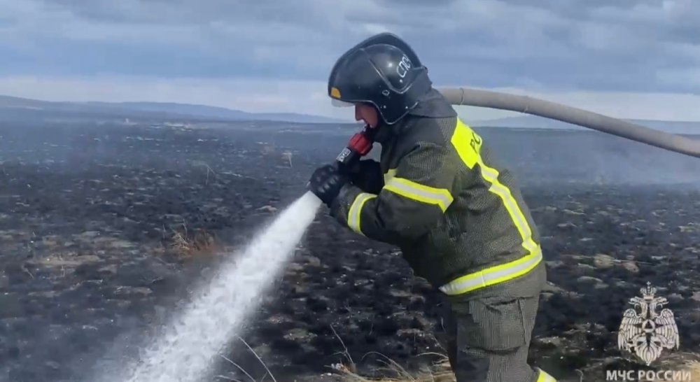 пожарные тушат огонь в Беляевском районе