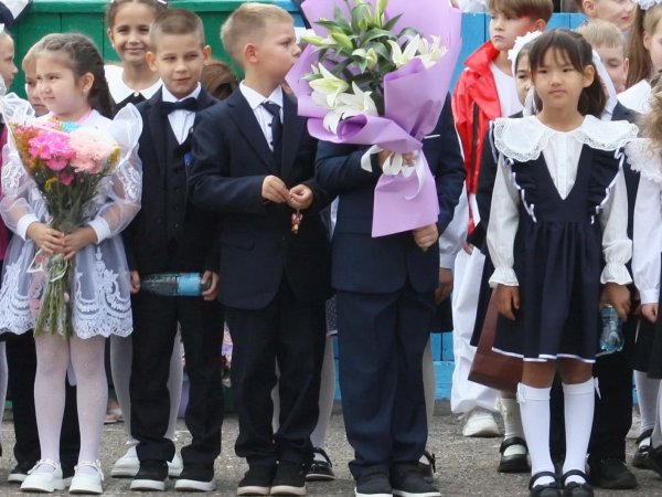 Снова в школу: В Оренбурге за парты сели 76 тысяч учеников