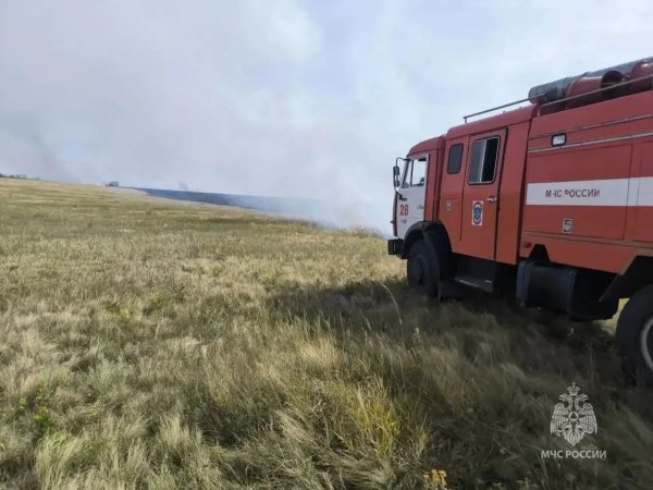 На востоке Оренбуржья продолжает гореть сухая трава