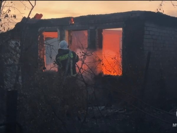 Пожар под Оренбургом ликвидируют сотрудники МЧС