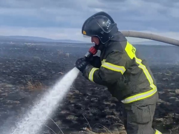 пожарные тушат огонь в Беляевском районе
