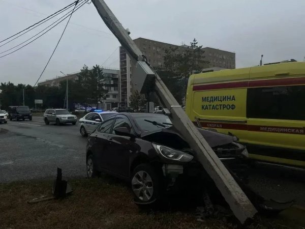 В Оренбурге водитель уходил от столкновения и врезался в столб