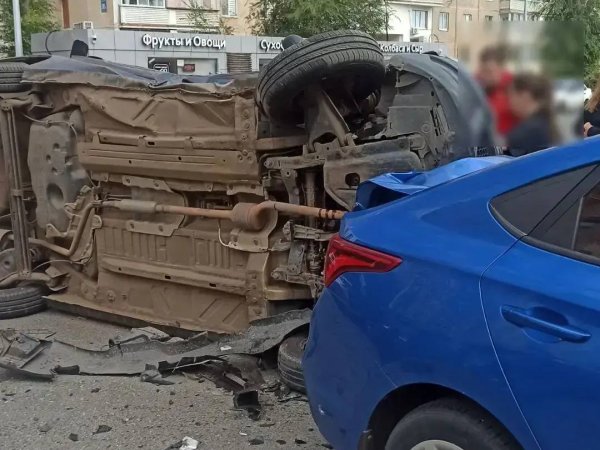 «Рено» перевернулся и влетел в припаркованный «Хендай» после ДТП в Оренбурге