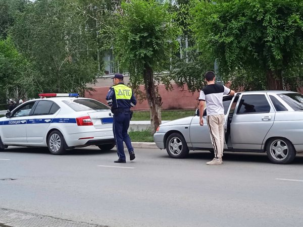 Что делать, если инспектор ДПС долго не подходит к машине?