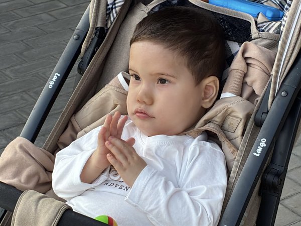 Эмиру не повезло родиться с редчайшим заболеванием. Но он может встать на ножки благодаря вам