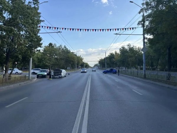 На проспекте Дзержинского столкнулись Лада и Опель. Есть пострадавшие
