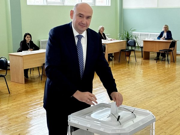 «Приглашаю всех на выборы»: Евгений Солнцев проголосовал в школе 86