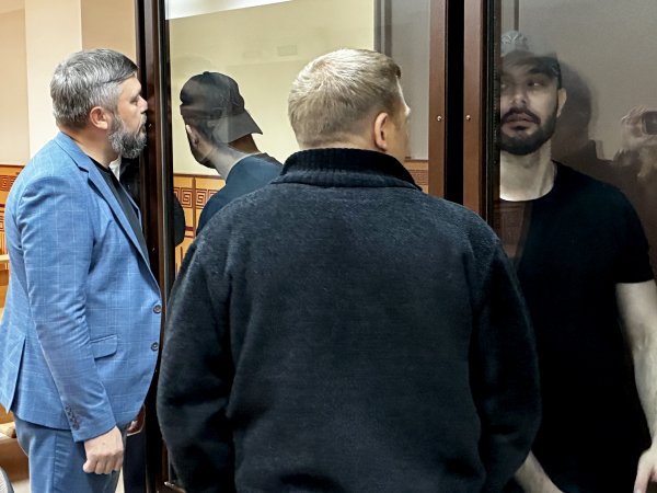 Макар и Егор Макаровы со своими адвокатами в зале суда. Фото 1743.ru
