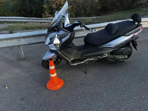 Дорогу не поделили автомобиль и скутер