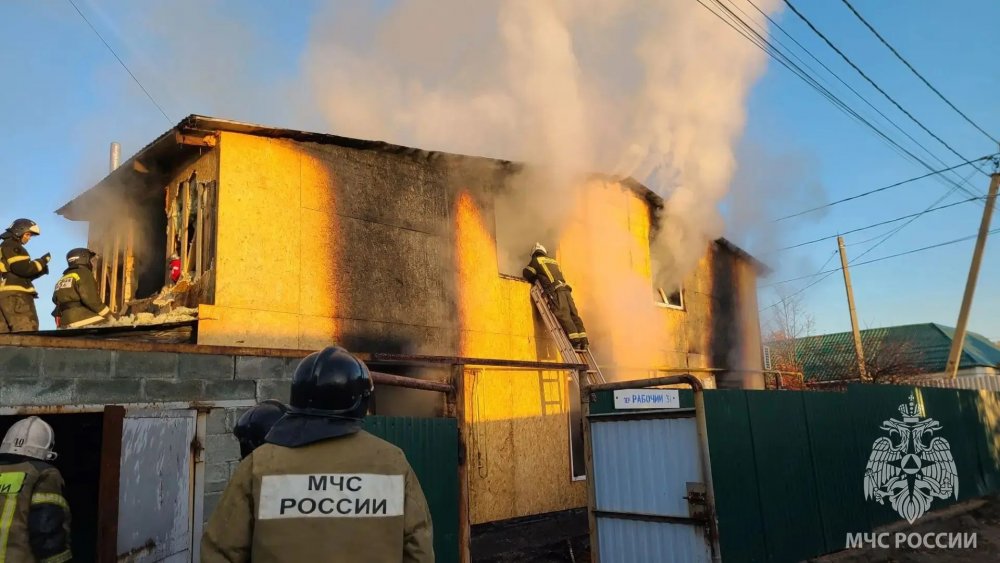 Пожар в доме Оренбургской области. Фото: ГУ МЧС России по Оренбургской области