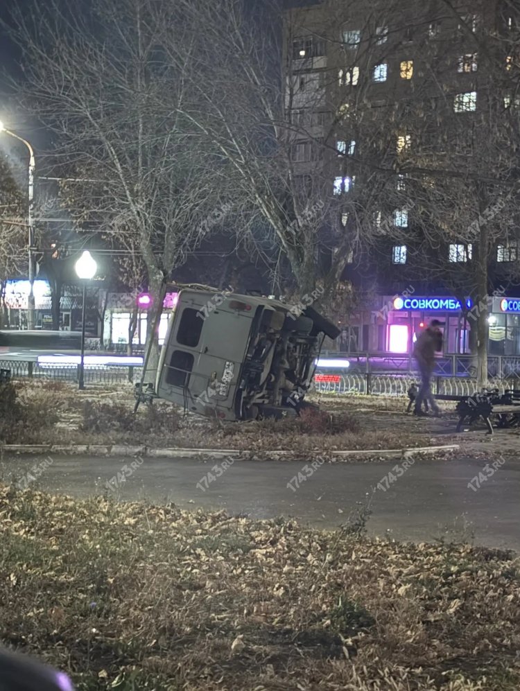 «Буханка» прилегла на скамью возле ДК Молодёжный