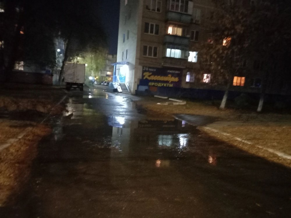 Выезд со дворов на Волгоградской 34 и 34/1 весь в воде