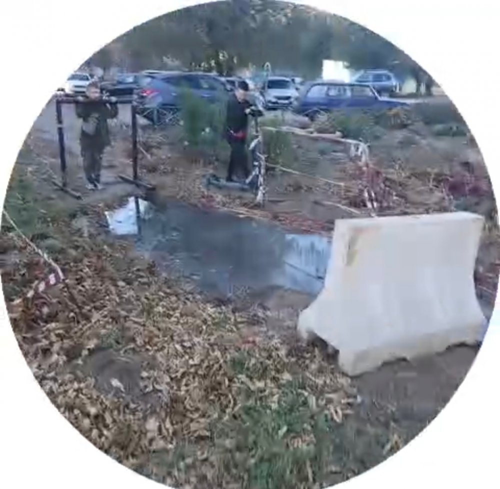 Уже 4 дня из-под земли бьет горячая вода: об утечке на Юных Ленинцев сообщили местные жители