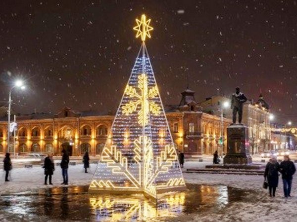 Праздник к нам приходит: мэрия Оренбурга закупает световые новогодние ели