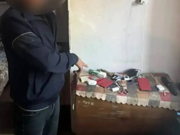 Пока хозяева спали, знакомый вынес из их дома три телефона в Оренбурге