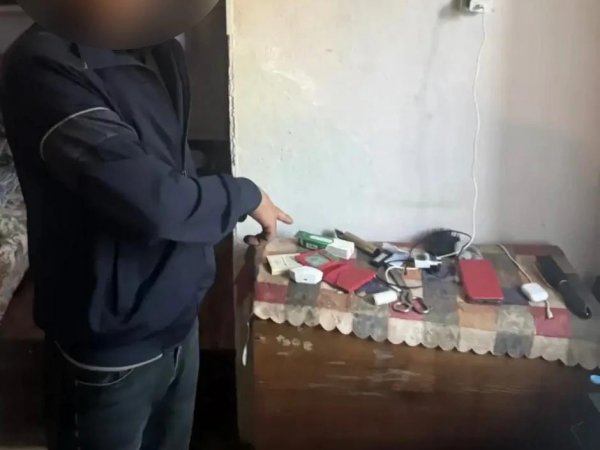Пока хозяева спали, знакомый вынес из их дома три телефона в Оренбурге