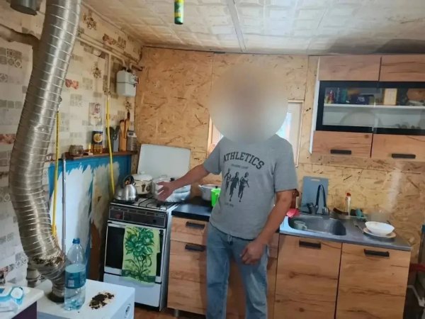 Приехали на семейный скандал и поймали мужчину, жарившего траву на сковороде