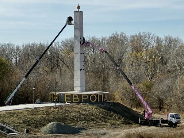 Ремонт обелиска на берегу Урала в Оренбурге. Фото 1743.ru