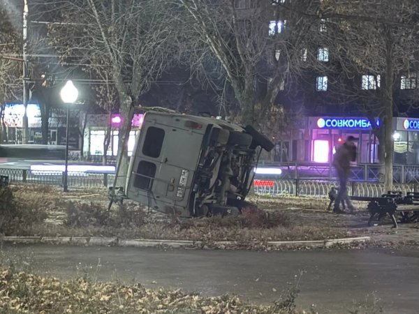 «Буханка» прилегла на скамью возле ДК Молодёжный