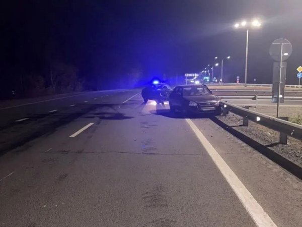 Одна ехала прямо по крайней левой полосе, второй из правого ряда решил повернуть налево