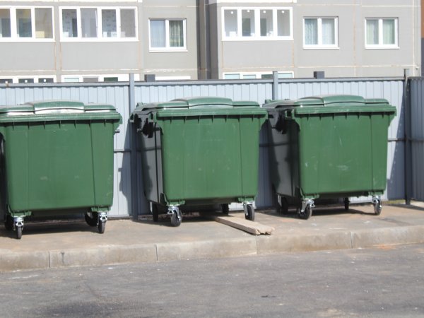 Оренбургские мусорки будут убирать рабочие, одетые строго по форме