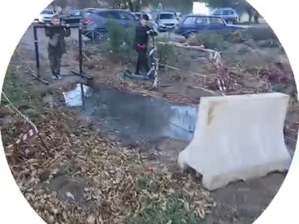 Уже 4 дня из-под земли бьет горячая вода: об утечке на Юных Ленинцев сообщили местные жители
